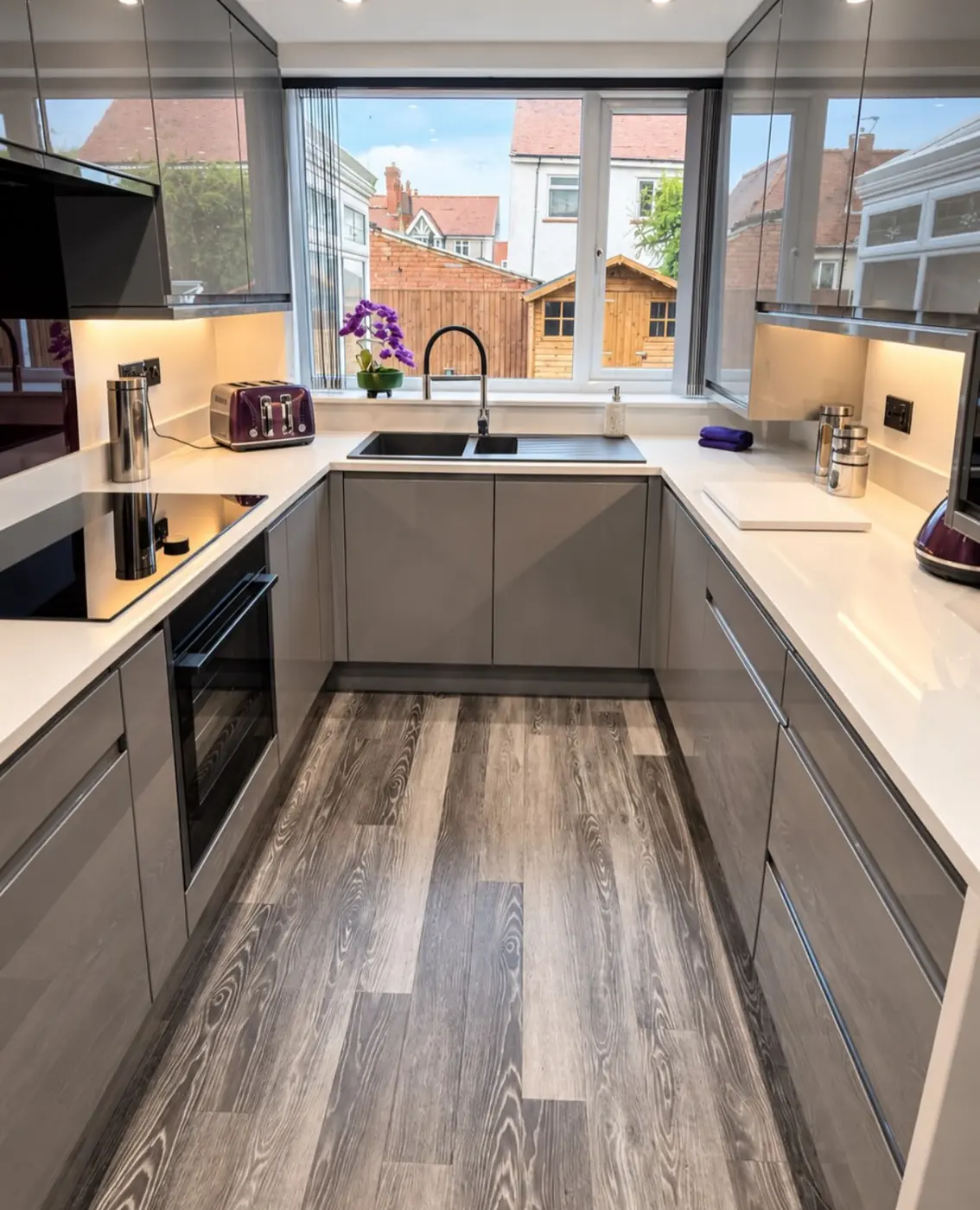 Grey U-shaped kitchen installation with handleless units